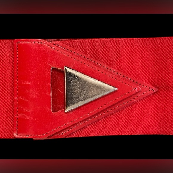 Vintage Belt - red 80s elastic clasp belt w/ retro buckle - Picture 4 of 5